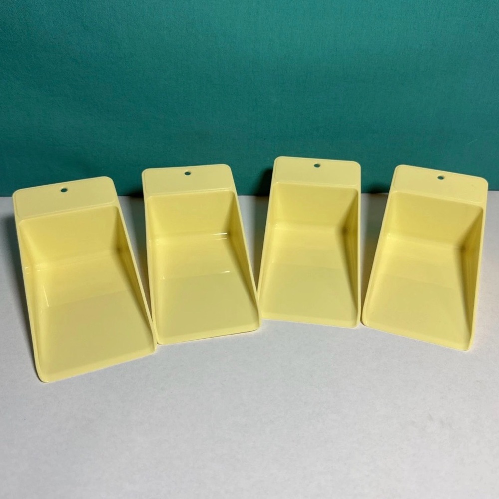 Tupperware 4 Flat Scoops Gadgets Canister Pet Dry cookie lifter Pale Yellow